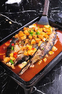 烤鱼配多彩蔬菜酱汁