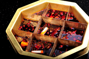 八角盒盛装多彩香料锅底