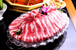 鲜切肥牛摆盘精致诱人