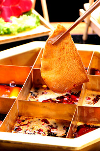 热气腾腾的九宫格火锅毛肚