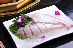 精致摆盘的冰鲜生鱼片