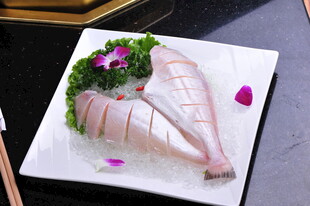 精致摆盘的冰鲜生鱼片