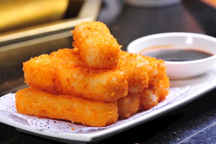 金黄炸鲜奶配蘸料