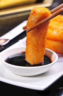 香酥炸物蘸酱美味瞬间