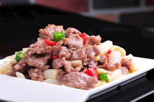 美味炒牛肉配多彩时蔬