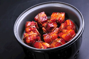 电饭煲中的美味红烧肉