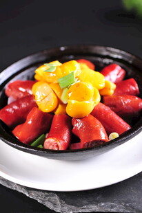 美味彩椒大肠摆盘精致