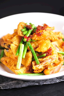 香辣美味炸物配青葱