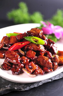 美味红烧牛排色泽诱人