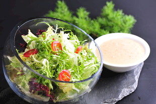 新鲜蔬菜沙拉配蘸酱