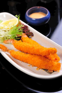 香酥炸虾配精致蘸料