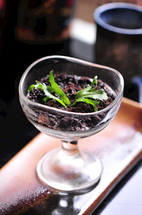 玻璃杯中绿植搭配黑色基质