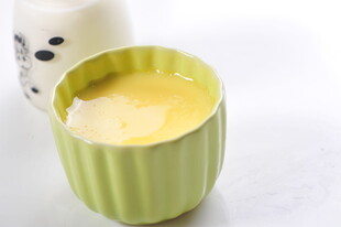 绿色杯中的嫩滑蒸蛋