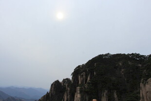 山间明月照 峭壁展雄姿