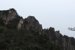 峻峭山峰与空中飞鸟
