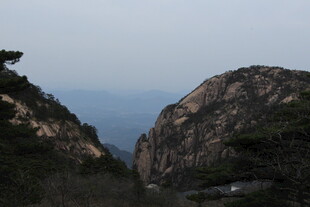 巍峨山峦间的壮美景色