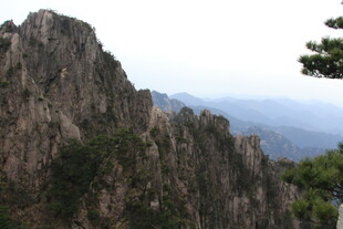巍峨嶙峋的壮丽山峰