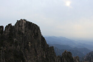巍峨山峰 壮丽自然景观