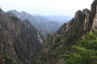 壮丽黄山峡谷景观
