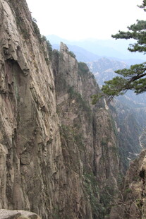 巍峨黄山奇峰与孤松