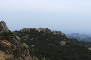 巍峨山峦景色壮丽
