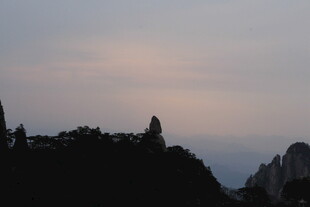 黄昏下的山峦剪影