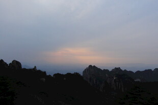 黄昏下的山峦美景