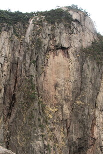 陡峭嶙峋的壮观山壁