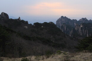 黄山壮丽山景暮色时分