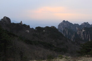 黄昏下的壮丽山峦景色