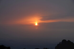 日落时分的壮丽天空景观