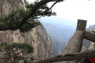 黄山峭壁美景