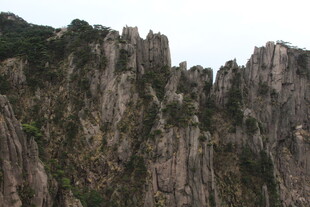 巍峨壮观的嶙峋山峰
