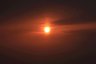 夜空中的明亮发光天体