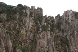 巍峨壮观的嶙峋奇峰