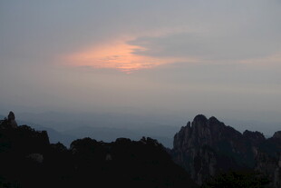 黄山暮色中的壮丽山峦
