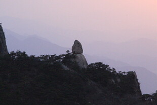 黄昏下的孤峰美景