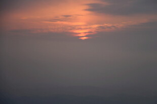 海上日出朦胧美景