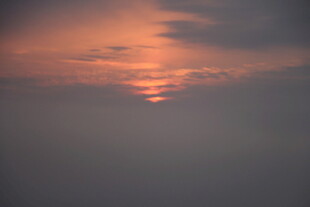 日出时分的朦胧天空