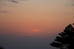 日落时分的山林景色