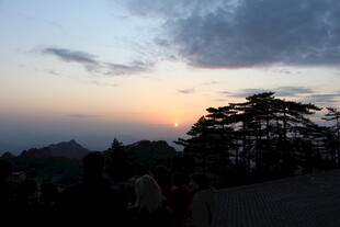 日落时分的山林美景