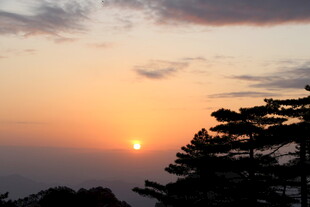 日落时分的山林美景
