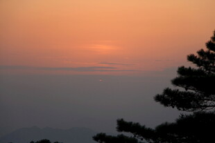 日落时分的山林美景