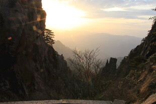 夕阳下的壮丽山间景色