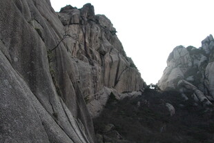 巍峨险峻的壮丽山峰