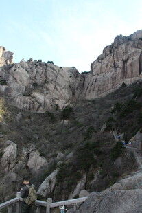 壮丽山景吸引游人攀登