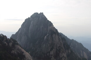 巍峨山峰壮丽景致