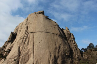 巍峨巨石屹立蓝天之下