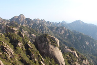 壮丽山景 岩石与绿植交织