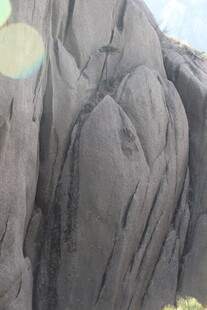 巍峨嶙峋的奇特岩石